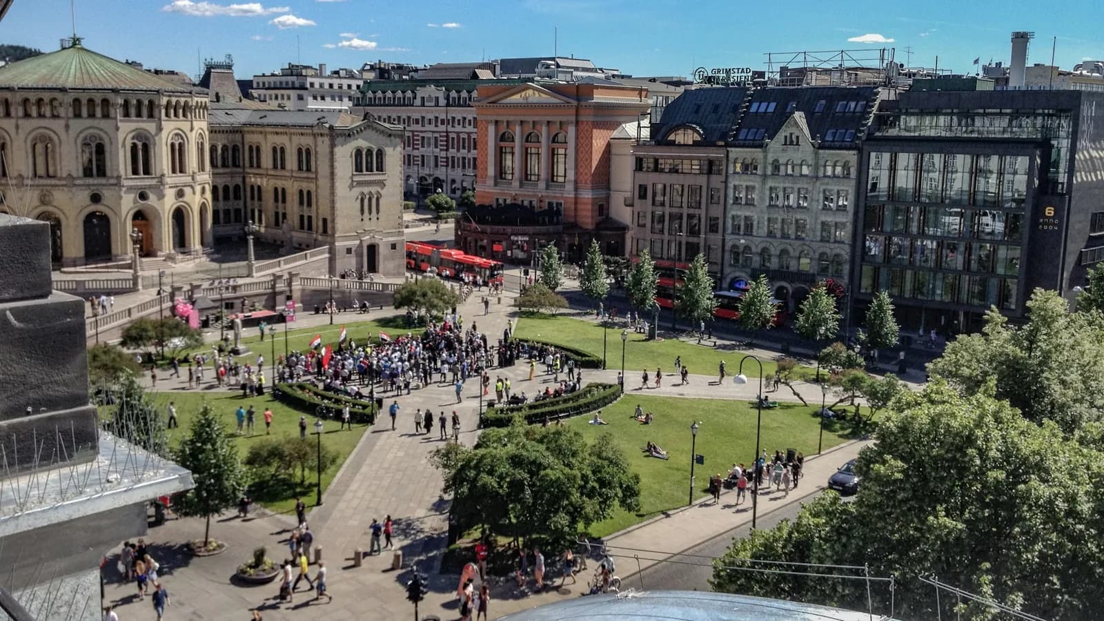 Walkable town design with cars